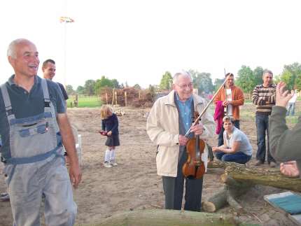 Herr Perlitz 94 Jahre jung mit seiner Geige