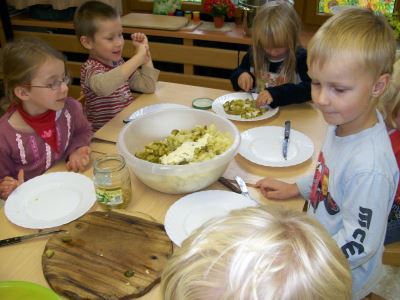 Kartoffeln 12  In der Kita bereiten wir uns einen leckeren Kartoffelsalat zu