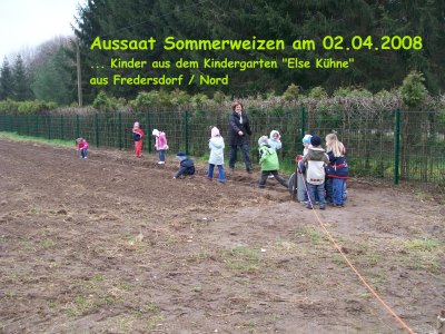 Kita-Kinder mit ihrer Erzieherin Sabine Keller bei der Aussaat